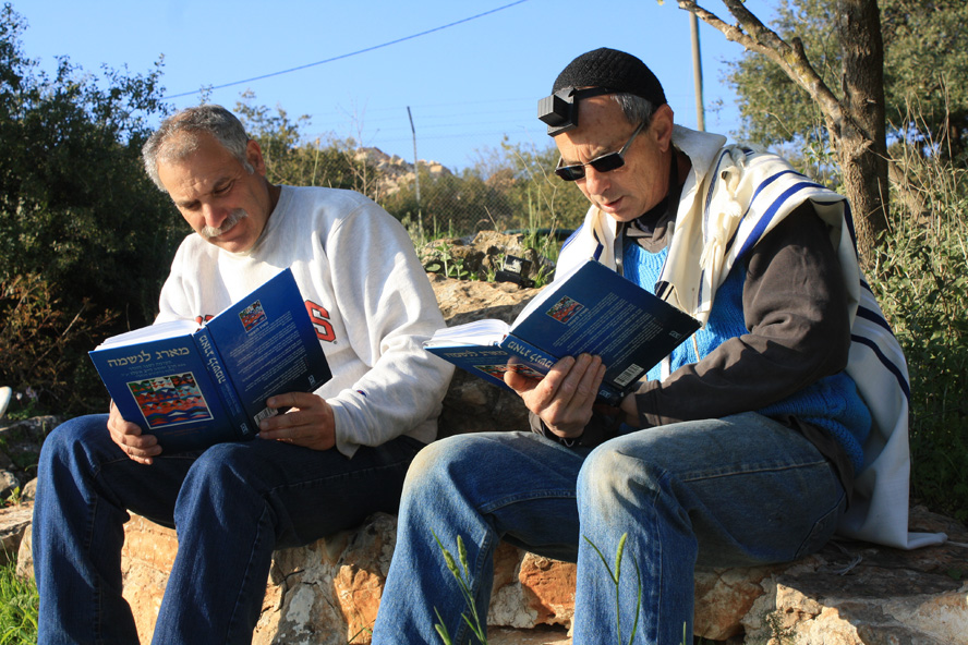 Learming the work of Rabbi Ashlag at the community of Eshchar in the Galilee