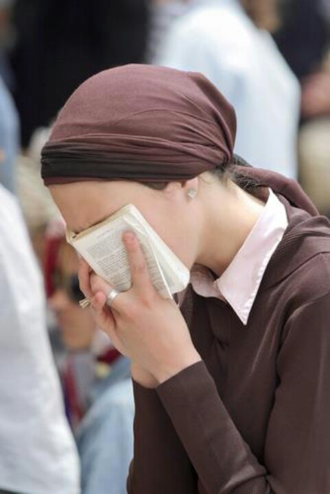 deep in prayer. Forgiveness from the teachings of Rabbi Ashlag